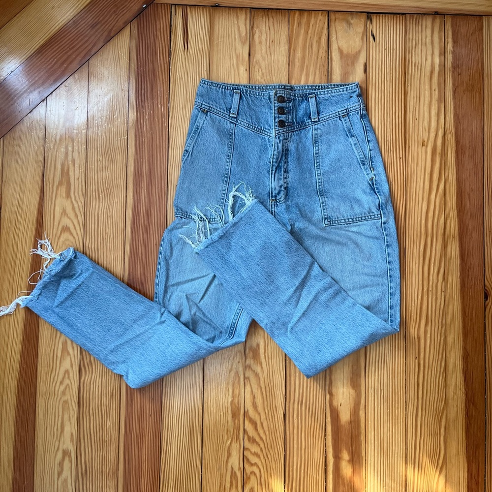 A&F High-Waisted Lightwash Mom Jeans (W25)